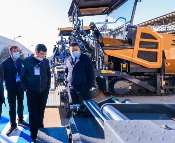 MK网举办天空之镜全球品牌发布会暨第11111台摊铺机下线仪式 MK网举办天空之镜全球品牌发布会暨第11111台摊铺机下线仪式