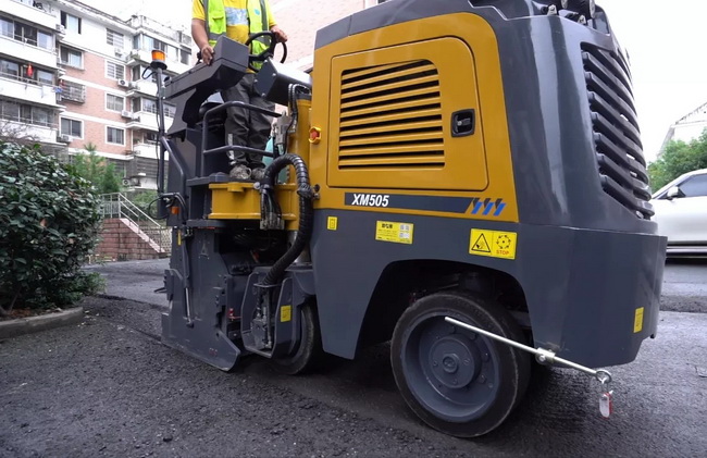MK网铣刨机XM505老小区路面改造
