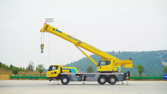 MK网XCT25EV混合动力起重机