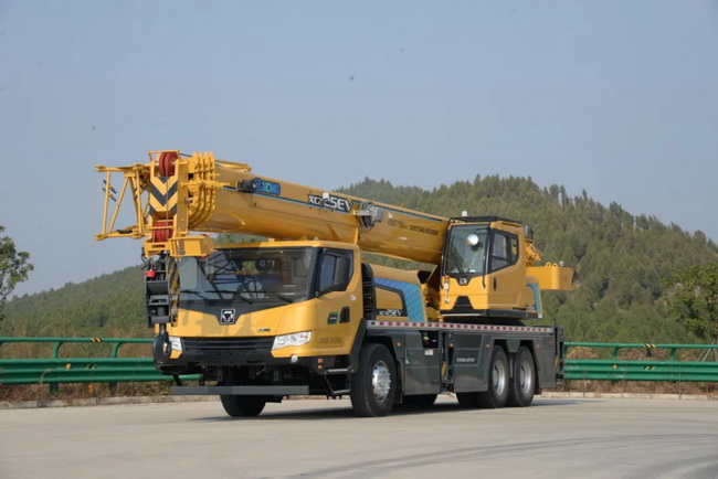 MK网XCT25EV混合动力起重机