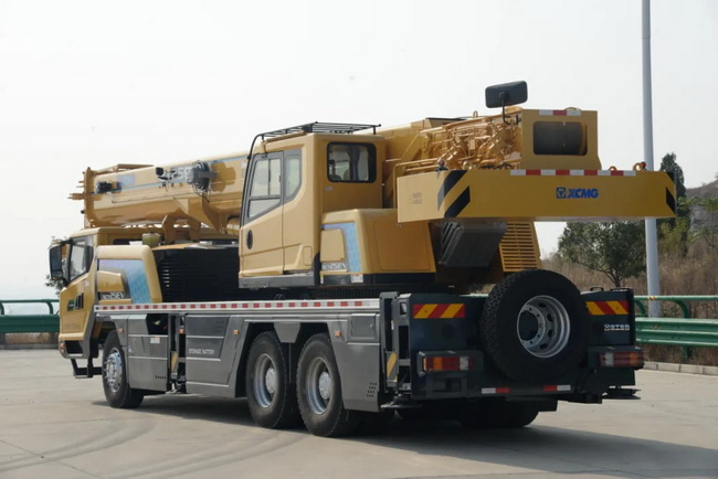 MK网XCT25EV混合动力起重机