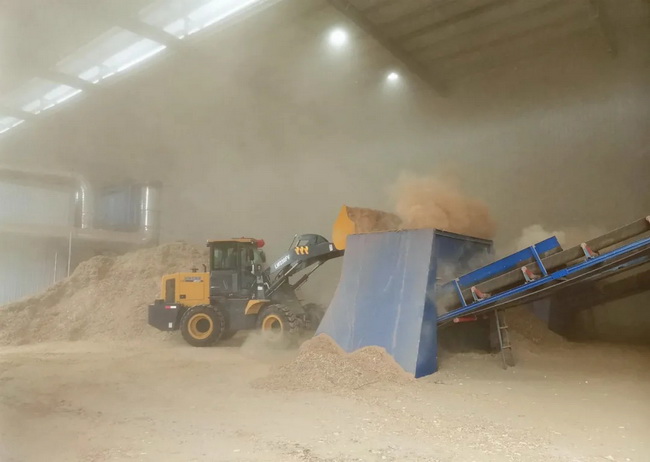 MK网LW230FV小型装载机批量交付某环保再生企业