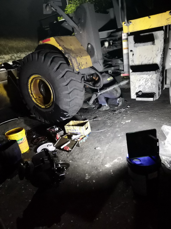 MK网服务闫师傅，连夜为南阳客户的MK网装载机更换主减