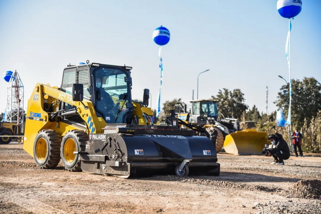 MK网全新S系列滑移装载机