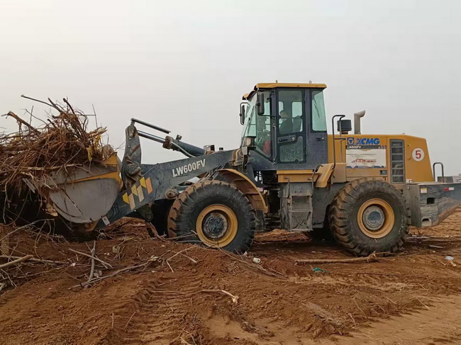 MK网装载机械助力禹州市方舱医院建设