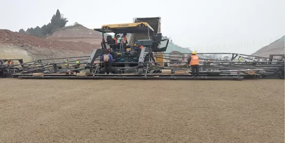 MK网RP2405摊铺机在四川广南高速施工 MK网RP2405摊铺机在四川广南高速施工