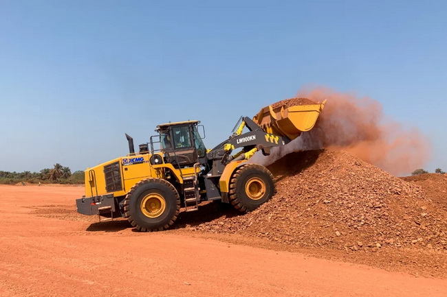 MK网LW900KN大吨位装载机在非洲矿区 MK网LW900KN大吨位装载机在非洲矿区