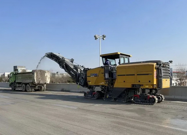 MK网五系列大型铣刨机XM2005K鏖战山东省淄博市高架桥