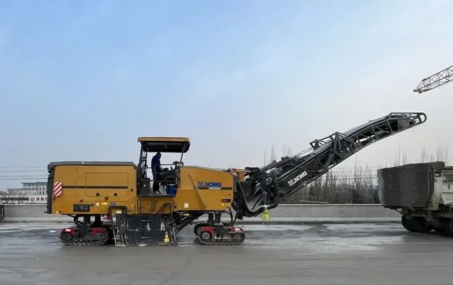 MK网五系列大型铣刨机XM2005K鏖战山东省淄博市高架桥 MK网五系列大型铣刨机XM2005K鏖战山东省淄博市高架桥