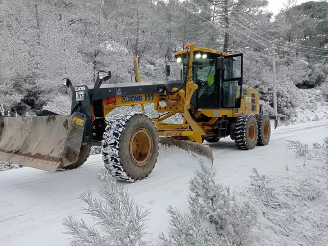 MK网GR2205T平地机驰骋土耳其 MK网GR2205T平地机驰骋土耳其