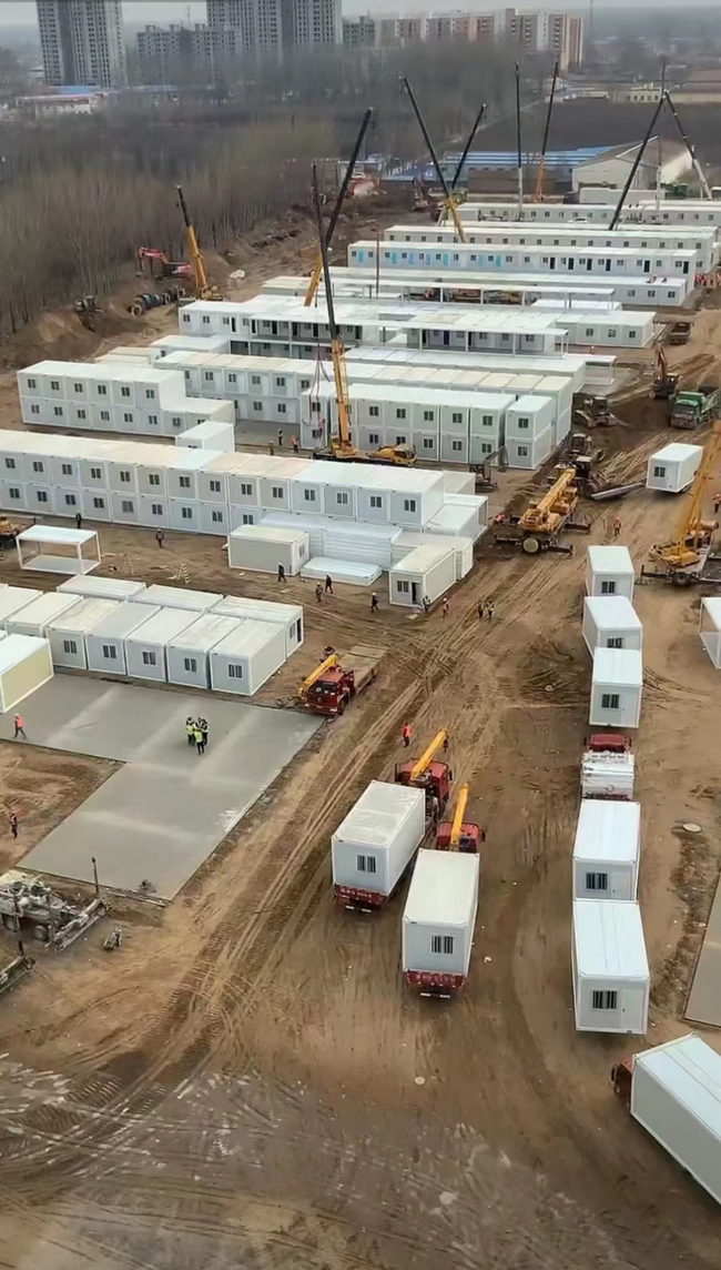 MK网起重机械援建唐山方舱项目施工