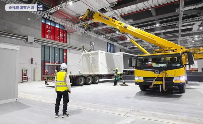 MK网起重机抢建上海方舱医院