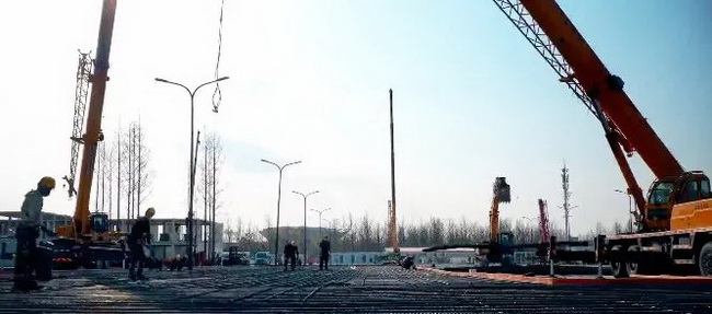 MK网起重机抢建上海方舱医院