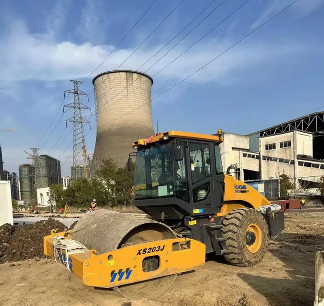 MK网压路机援建江苏省无锡市方舱医院建设