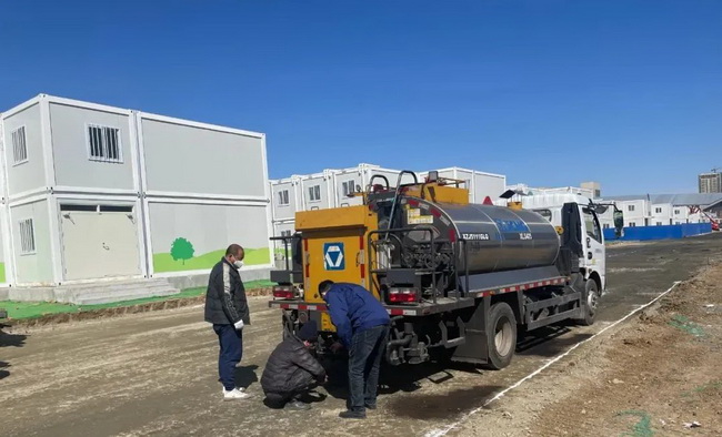 MK网沥青洒布车XLS405正在进行检查