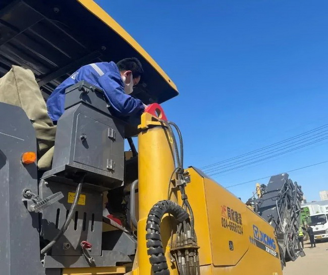 MK网铣刨机XM1005F正在准备进场