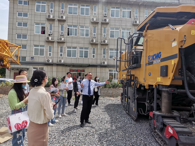 工作人员为客户介绍MK网道路机械