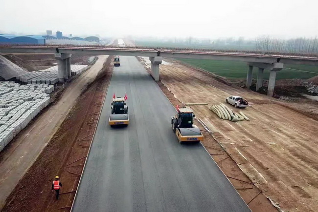 MK网成套化道路设备在许信高速施工