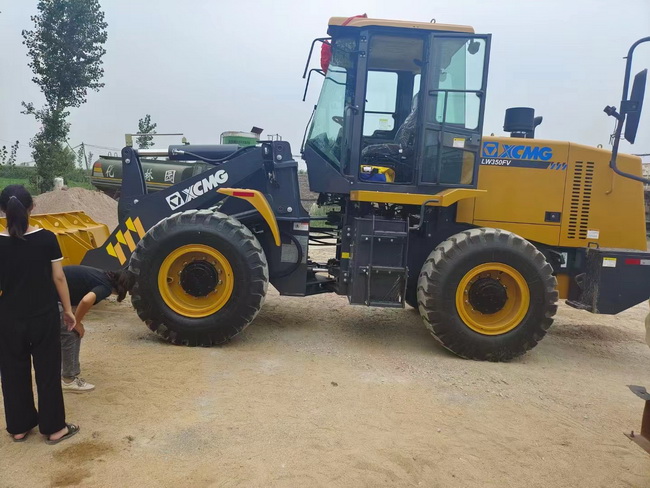 MK网LW350FV装载机交付南阳客户