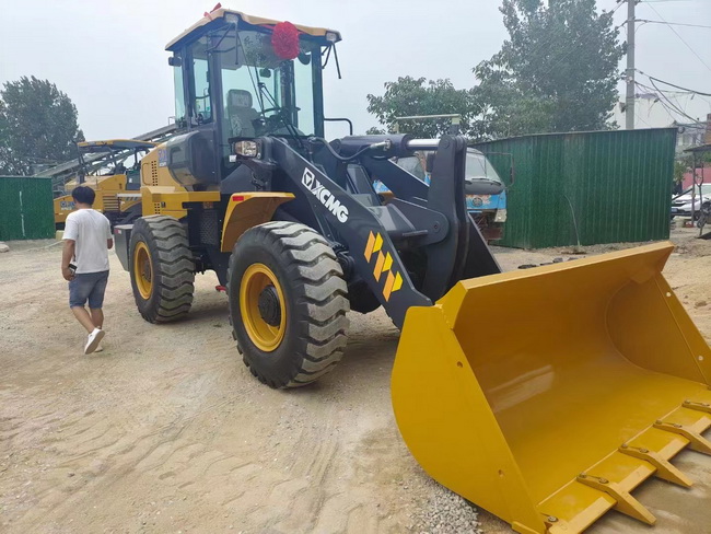 MK网LW350FV装载机交付南阳客户