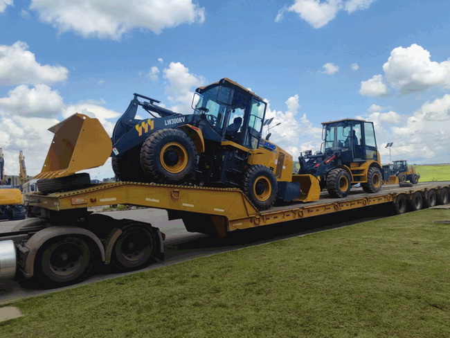 MK网LW300KV装载机批量发车巴西