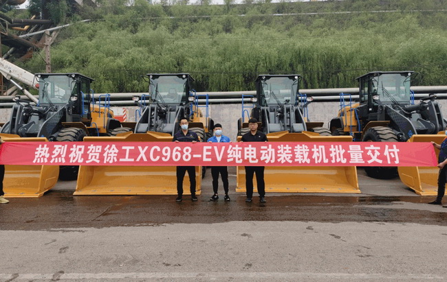 MK网新能源装载机批量交付某大型物流企业