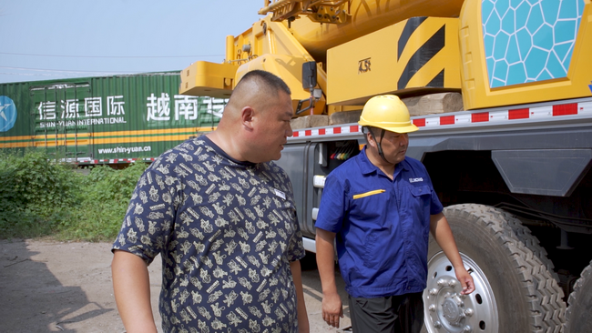 MK网起重服务弓师傅为客户检查车辆 MK网起重服务弓师傅为客户检查车辆