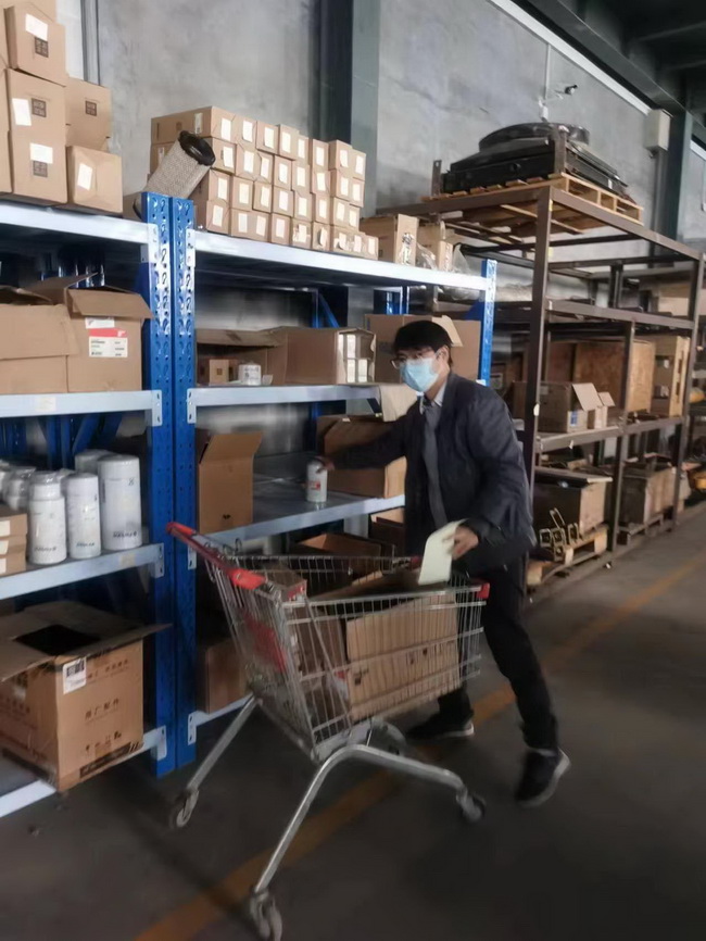 路友仓库李永启给客户发货