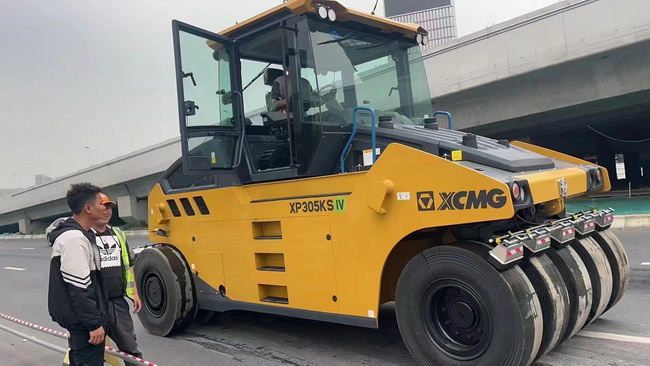 MK网XP305KS国四胶轮压路机交付驻马店客户