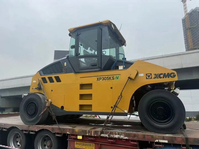MK网XP305KS国四胶轮压路机交付驻马店客户