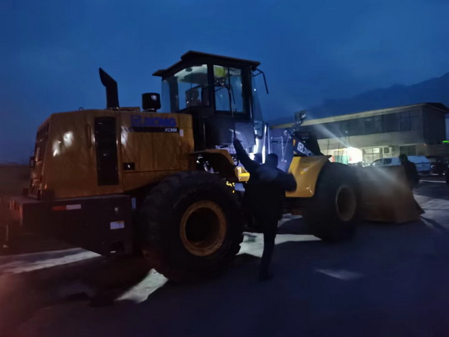 MK网XC956装载机交付河南地区水泥行业客户