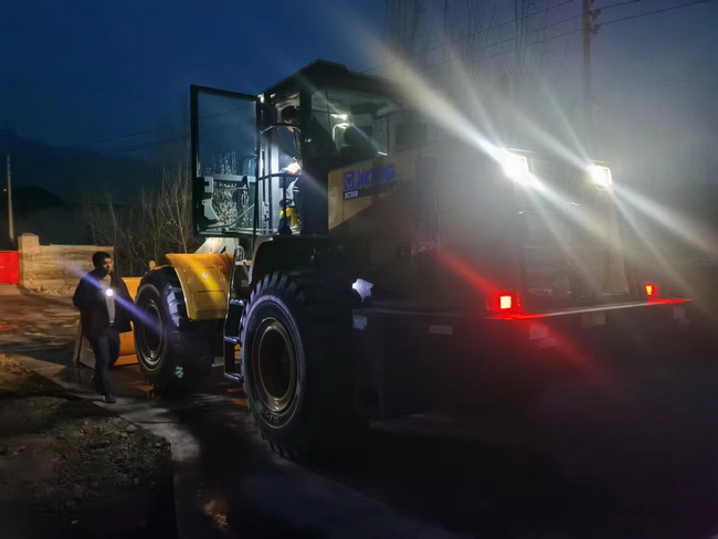 MK网XC956装载机交付河南地区水泥行业客户