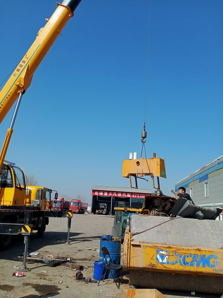 河南路友服务团队为客户维修压路机 河南路友服务团队为客户维修压路机