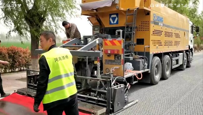 MK网XF1005稀浆封层车在河南焦作微表处施工