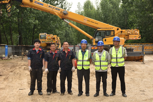MK网起重机服务人员与客户合影 MK网起重机服务人员与客户合影