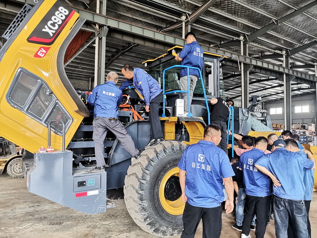 MK网XC968-EV纯电动装载机培训现场