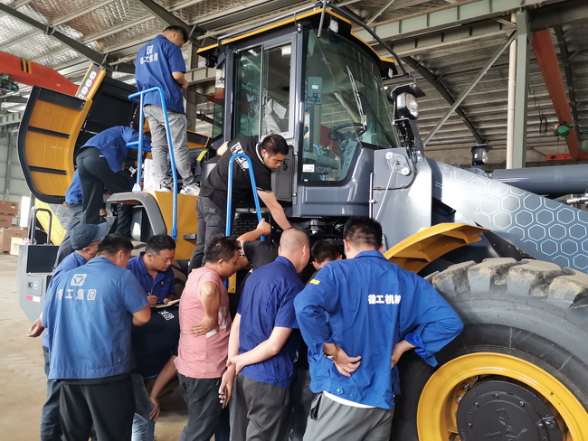 MK网XC968-EV纯电动装载机培训现场