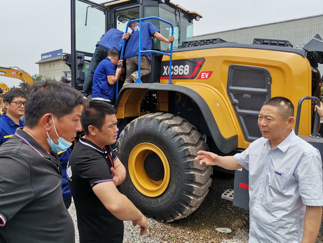 MK网XC968-EV纯电动装载机培训现场