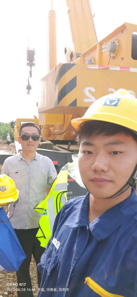 MK网起重服务人员与客户合影 MK网起重服务人员与客户合影