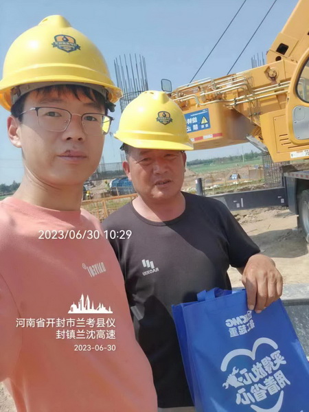 MK网起重服务人员与客户合影 MK网起重服务人员与客户合影