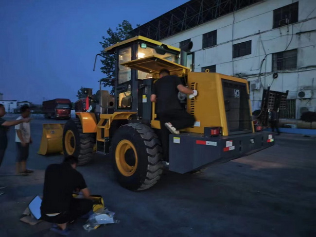 MK网XC956装载机成功交付河南周口昝老板