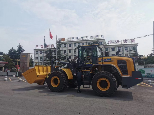 MK网七吨装载机XC975顺利交付郑州某煤矿公司