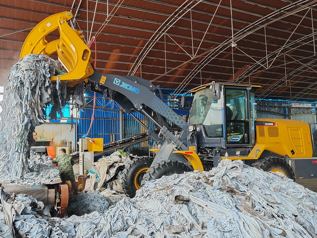 MK网XC938-EV电动装载机干活中 MK网XC938-EV电动装载机干活中