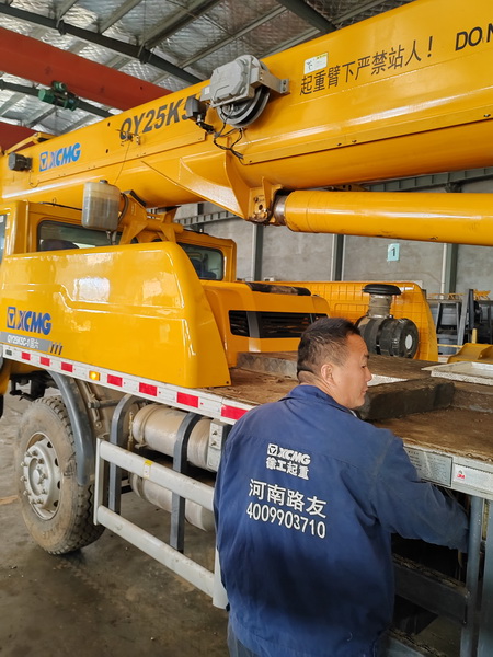 MK网起重机服务人员为保外客户维修吊车 MK网起重机服务人员为保外客户维修吊车