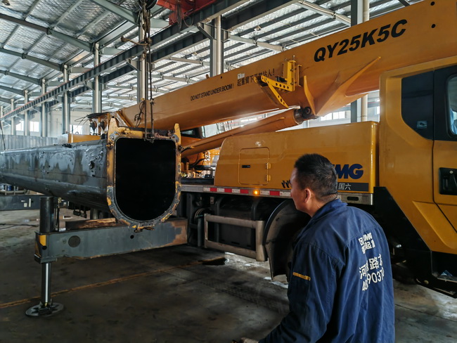 MK网起重机服务人员为保外客户维修吊车 MK网起重机服务人员为保外客户维修吊车