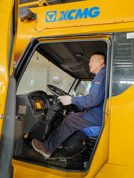 MK网服务人员董师傅试车 MK网服务人员董师傅试车