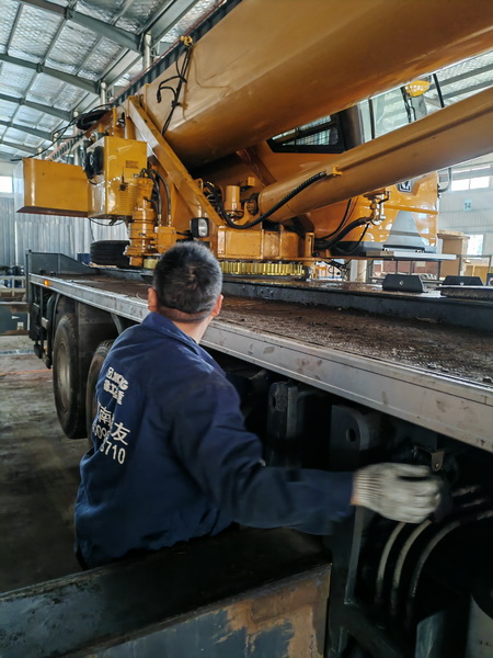 MK网起重机服务人员为保外客户维修吊车 MK网起重机服务人员为保外客户维修吊车