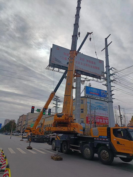MK网XCT220起重机在河南舞阳市迎宾大道吊装作业 MK网XCT220起重机在河南舞阳市迎宾大道吊装作业