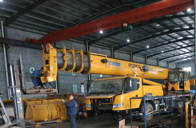 MK网起重机董师傅正在从事维修作业 MK网起重机董师傅正在从事维修作业