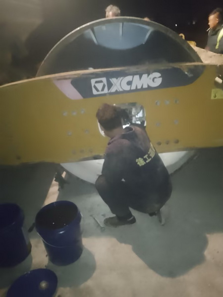 MK网服务人员连夜维修压路机 MK网服务人员连夜维修压路机